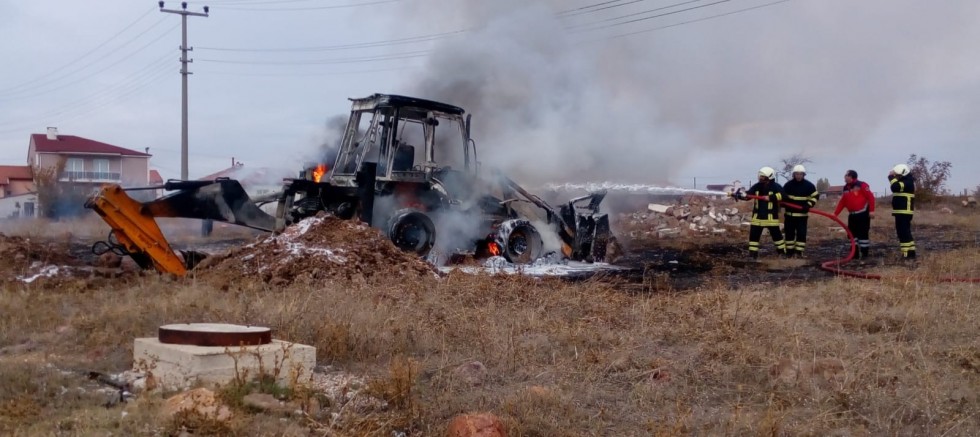 Gediz’de doğalgaz borusu patladı, iş makinesi alev alev yandı