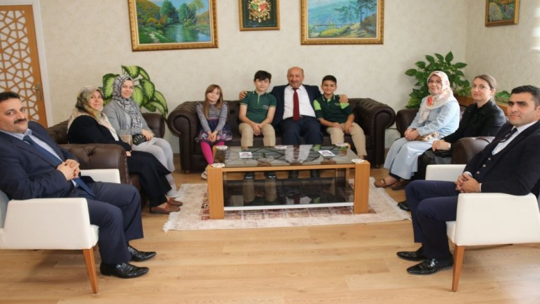 Müdür Başyiğit, ‘Yaralı Keklik’ filminde rol alan öğrencileri kabul etti