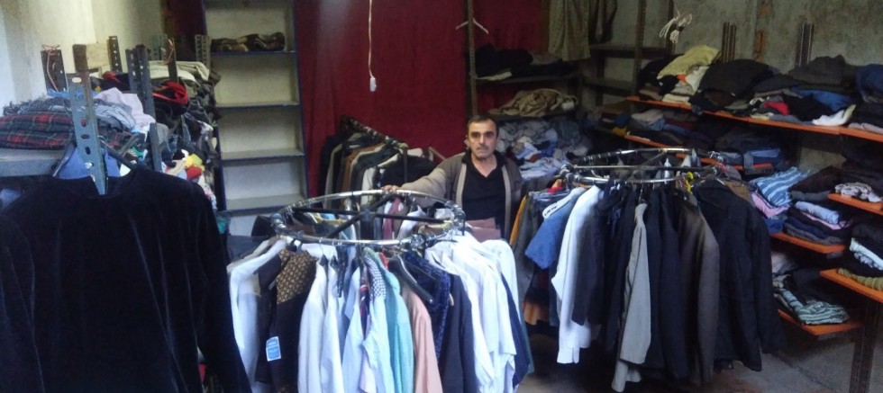 Topladığı kıyafetleri ihtiyaç sahiplerine dağıtıyor