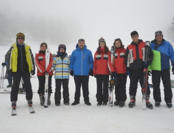 BAŞKAN AKÇADURAK, KAYAK MERKEZİ’NDE SPORCULARI ZİYARET ETTİ