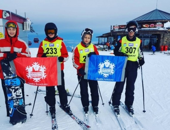 BAŞKAN AKÇADURAK ; KAYSERİ KULÜPLER ARASI KAYAK YARISMALARINA KATILAN GEDİZ’Lİ SPORCULARA BAŞARILAR DİLEDİ