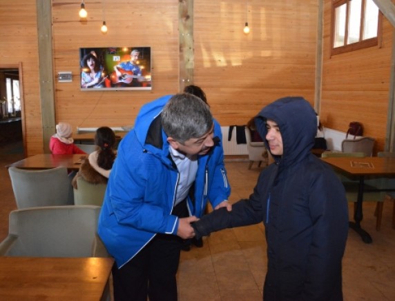 BAŞKAN AKÇADURAK, KİMSESİZ ÇOCUKLAR İLE KAYAK MERKEZİ’NDE BİR ARAYA GELDİ
