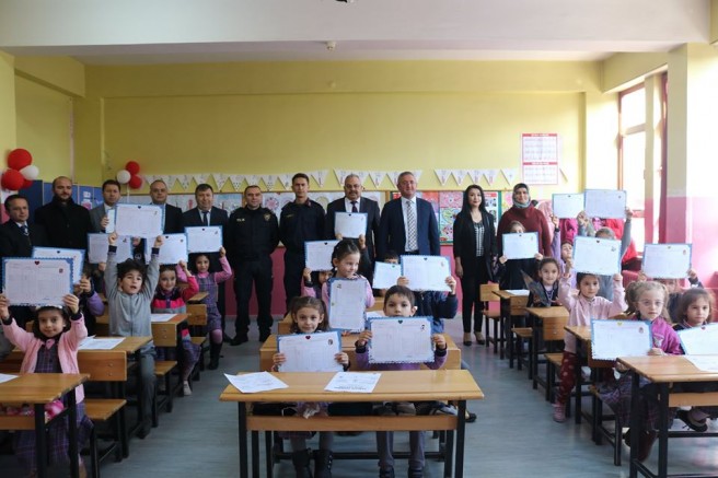 Kaymakam Önder öğrencilerin karne heyecanına ortak oldu