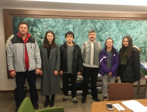 SNOWBOARD YARIŞMACILARI, BAŞKAN AKÇADURAK’I ZİYARET ETTİ