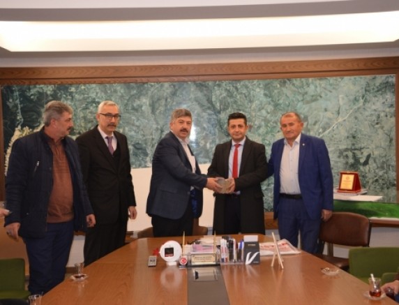 DEPREMZEDELER İÇİN TOPLANAN MADDİ YARDIM, VAKIFBANK’A TESLİM EDİLDİ