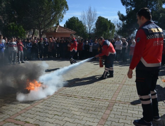 GEDİZ’DE OKULLARDA YANGIN EĞİTİM TATBİKATI