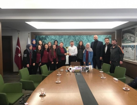 MNA ANADOLU LİSESİ KIZ FUTSAL TAKIMI, BAŞKAN AKÇADURAK’I ZİYARET ETTİ