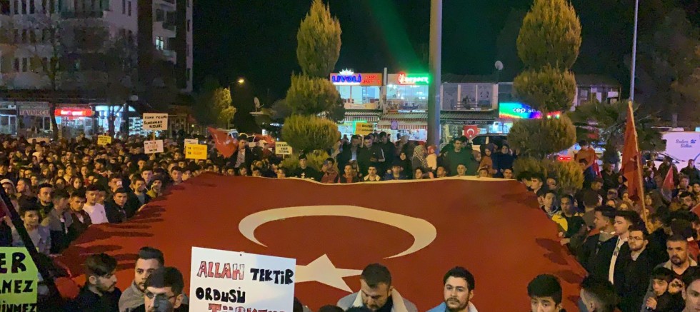 Gediz’de 2 bin genç İdlib şehitleri için yürüdü