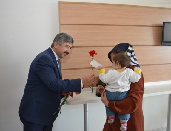 GEDİZ’DE 8 MART DÜNYA KADINLAR GÜNÜ KARANFİLLERLE KUTLANDI