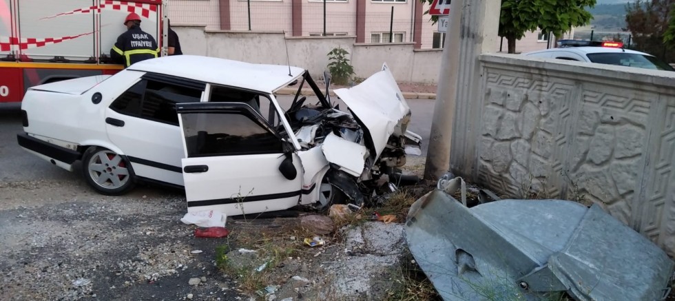 Elektrik direğine çarpan Tofaş otomobil hurda yığınına döndü