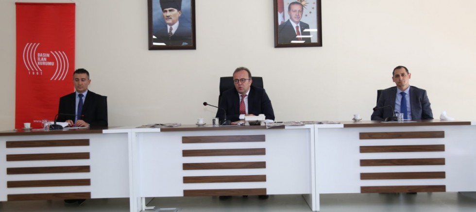 Kütahya’daki gazetecilerle bir araya gelen Basın İlan Kurumu Genel Müdürü Rıdvan Duran, yerel basını önemsediklerini belirterek, “Yerel basın bizim her zaman göz bebeğimizdir” dedi.