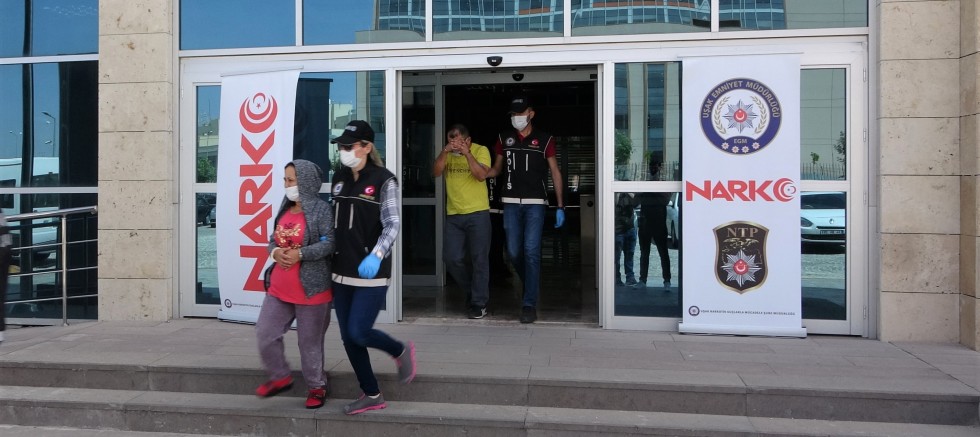 Tuvalete atılan uyuşturucuyu narkotik polisi buldu