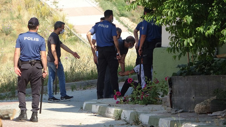 Eşiyle boşanma sürecinde olan adam cinnet getirdi