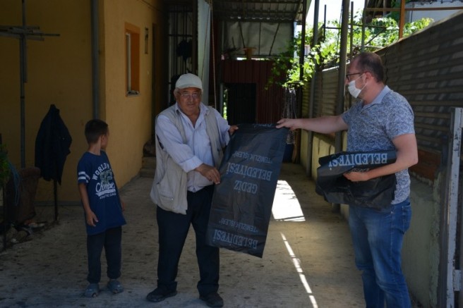 Gediz’de ücretsiz kurban poşeti dağıtıldı