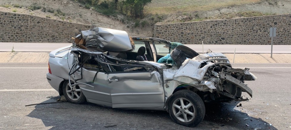 Otomobil tıra çarptı: 3 yaralı