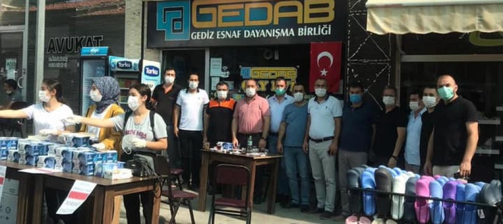 GEDİZ ESNAF DAYANIŞMA BİRLİĞİ DERNEĞİ VATANDAŞA ÜCRETSİZ MASKE DAĞITTI