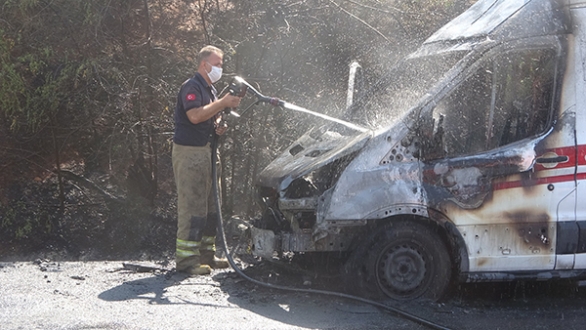 İçerisinde hasta olan ambulans seyir halindeyken alev alev yandı
