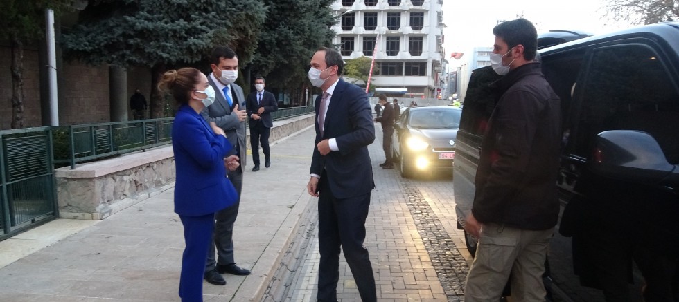 Bakan Yardımcısı Bayraktar doğalgaz patlamaların yaşandığı binaları inceledi