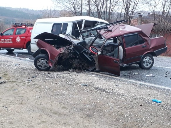 Trafik kazası: 2 ölü, 1 yaralı