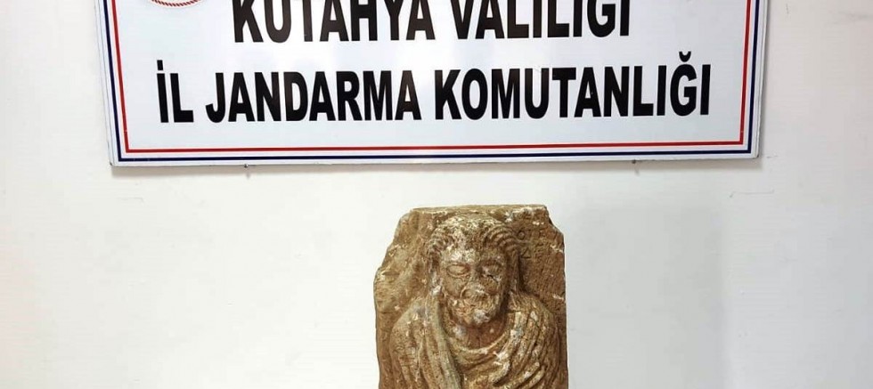 Kütahya’da Roma dönemine ait insan figürlü heykel ele geçirildi