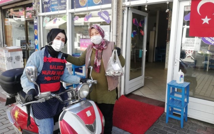 Anne ve kızı, balık ızgara salonu işletiyor