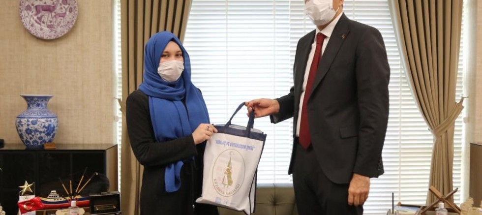 En çok okuyanlara kitap hediye etti