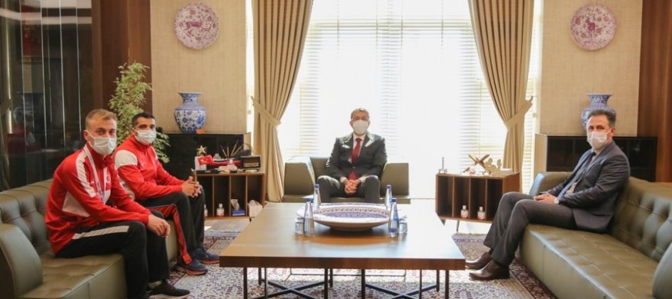 Vali Ali Çelik, başarılı sporcu Oğuz Türker’i tebrik etti