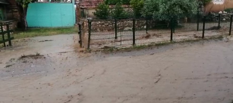 Aslanapa ve Çavdarhisar’da dolu ve sel