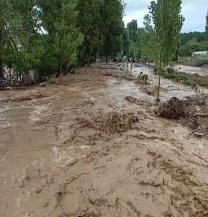 Yoğun yağış sonrası dereler taştı yollar kapandı