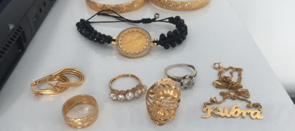 Dolandırıcılık şüphelilerinin evlerinden altın ve para çıktı