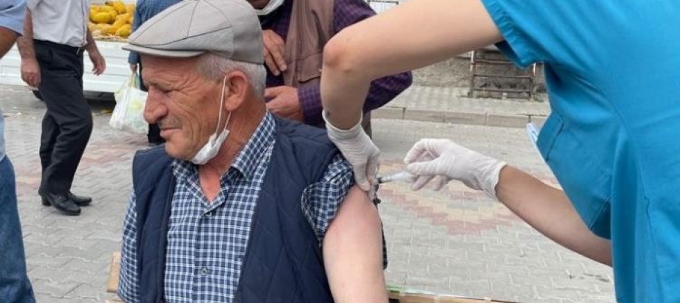 Halk pazarında aşı kampanyası