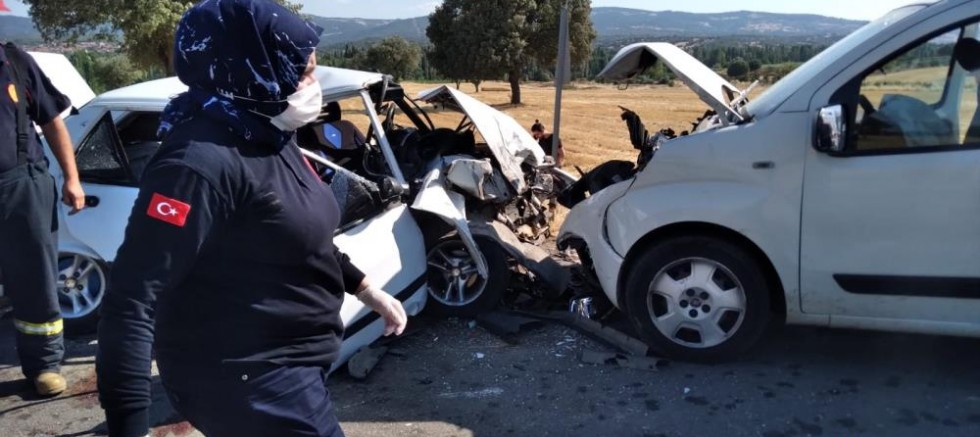 Otomobil ile hafif ticari araç kafa kafaya çarpıştı: 2 ölü, 5 yaralı