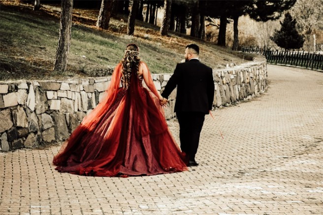 UŞAK’TA NİŞANLISIYLA TELEFONLA KONUŞURKEN BALKONDAN DÜŞEN GENÇ BAKKAL YAŞAMINI YİTİRDİ