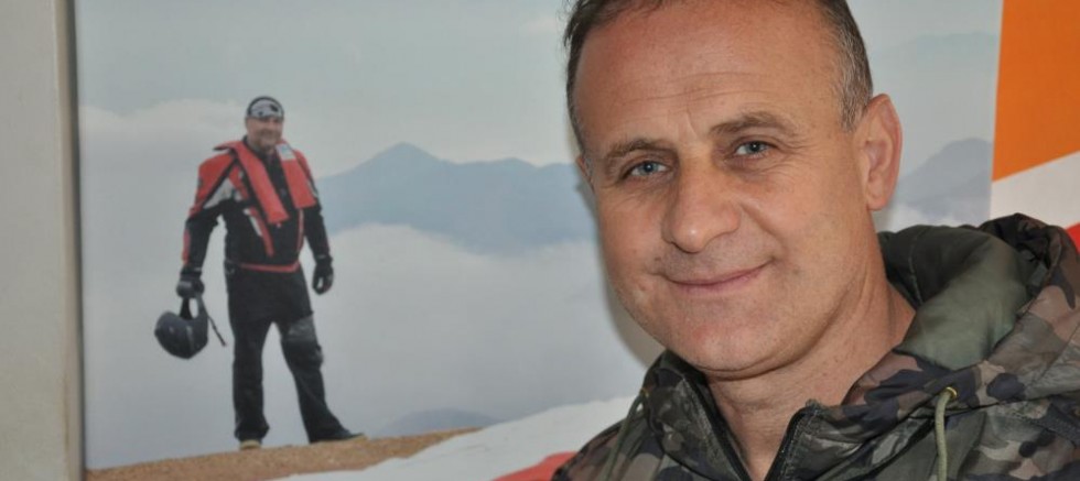 Yamaç paraşütü ile atlayan sanatçı bin metre yükseklikte şarkı söyledi