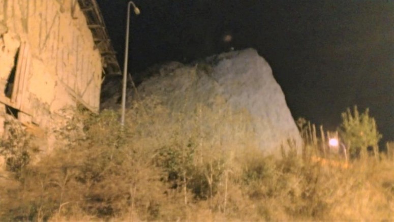 Babası ile tartışan genç 20 metrelik kayalıklara çıktı