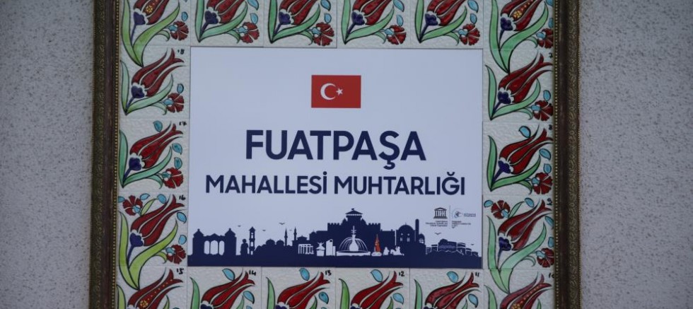 Belediyeden bir ilk, çiniler artık tabelaları süslüyor