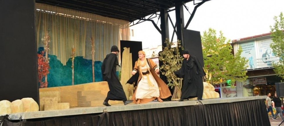 ‘Yunus’la yürürken’ isimli tiyatro oyunu Gediz’de vatandaşla buluştu