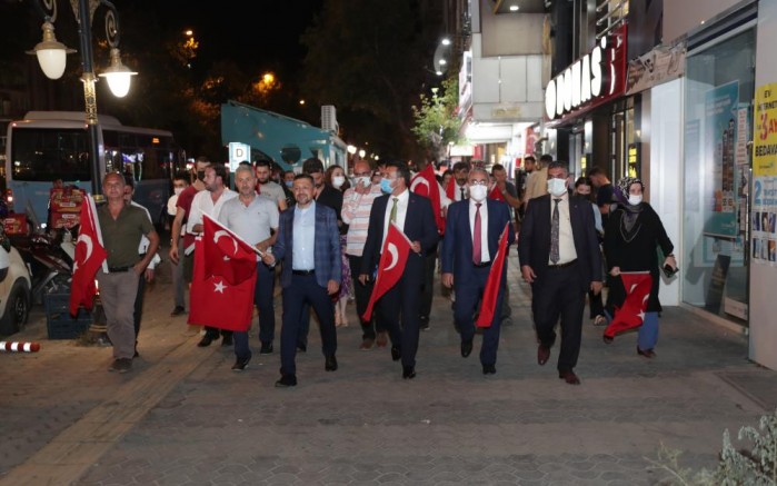 Zafer Bayramı’nda Türk bayrağı dağıttılar