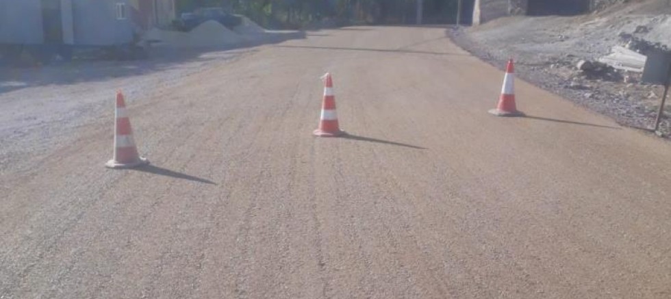 Köy yollarında asfalt çalışması