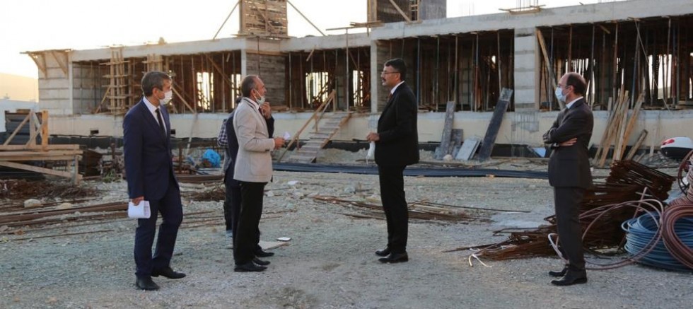 Okul inşaatlarında incelemelerde bulundu