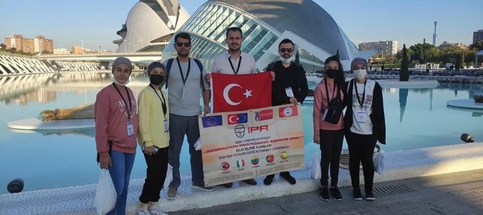 Gediz Altınkent Ortaokulu’nun öğretmen ve öğrencileri İspanya’dan döndü