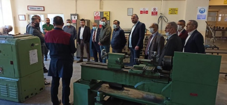 Gediz’de sanayici ve işadamlarından meslek lisesine ziyaret