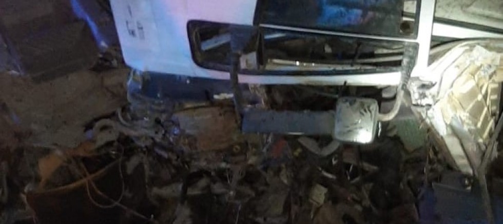 Gediz’de sebze yüklü tır devrildi; 1 ölü 1 yaralı