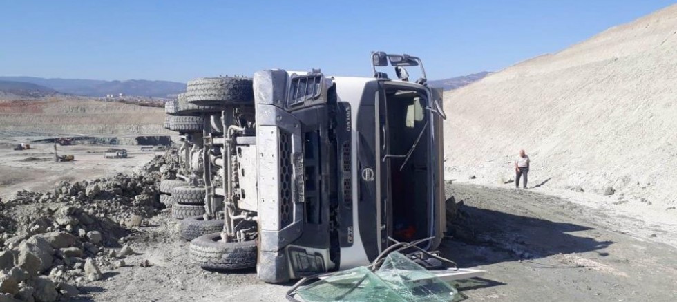 Hisarcık’ta hafriyat kamyonu devrildi: 1 ölü