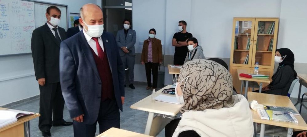 Müdür Başyiğit: “Çok okuyarak geleceğe emin adımlarla ilerlemelisiniz”