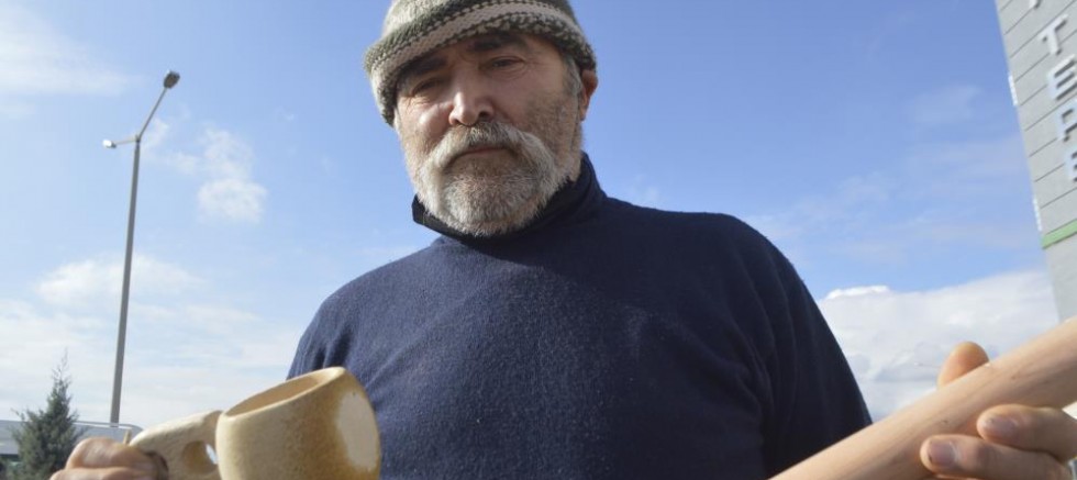 Doğada bulduğu ağaç köklerini bu hale getiriyor