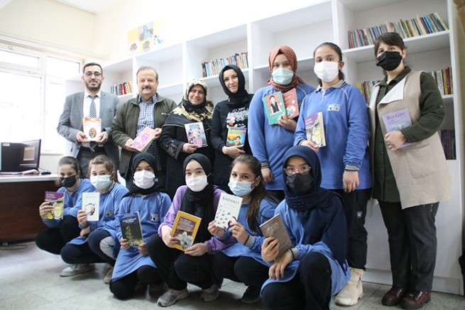Emekli kütüphaneci Gediz 1 Eylül İmam Hatip Ortaokuluna 260 kitap bağışladı