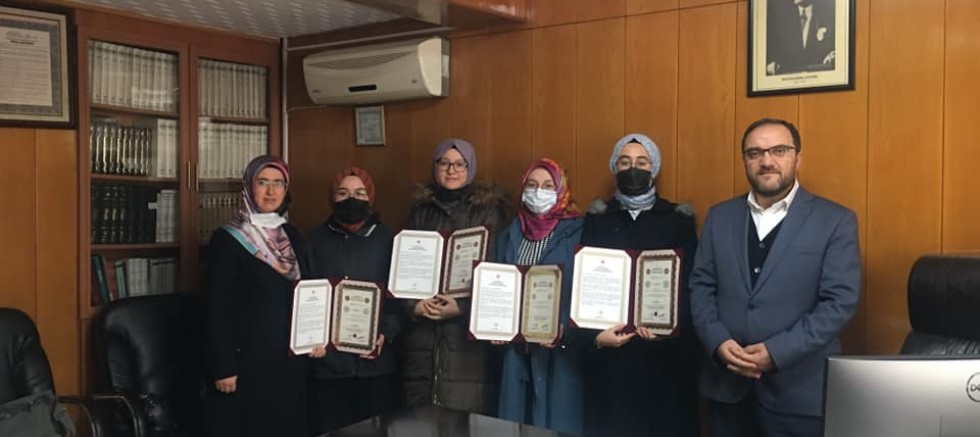 GEDİZ’DE HAFIZLIK EĞİTİMİNİ TAMAMLAYAN 5 ÖĞRENCİYE, HAFIZLIK BELGELERİ VERİLDİ