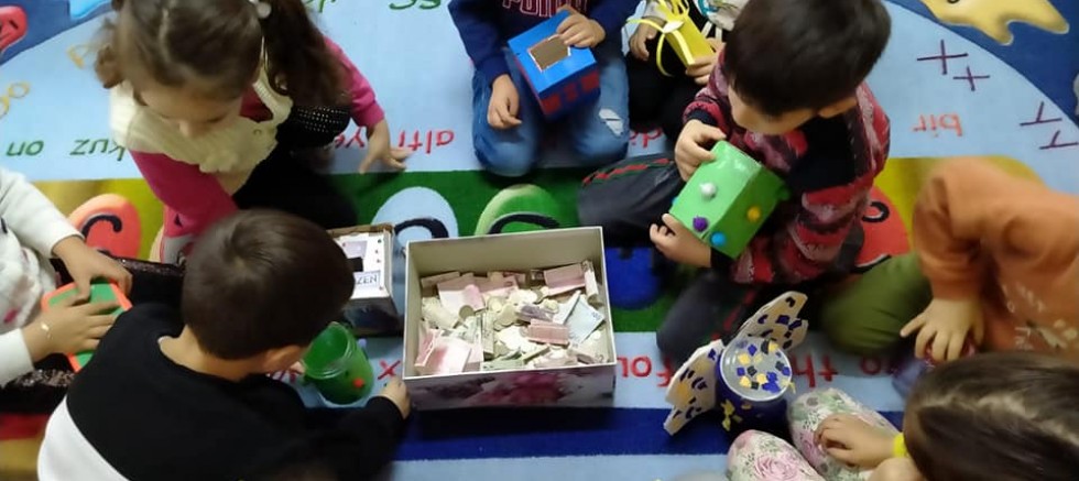 Gediz’de minik kuran kursu öğrencilerinden örnek davranış