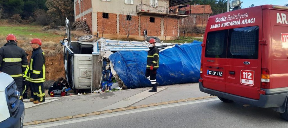 Gediz’de sebze yüklü kamyonet devrildi; 1 ölü 1 yaralı
